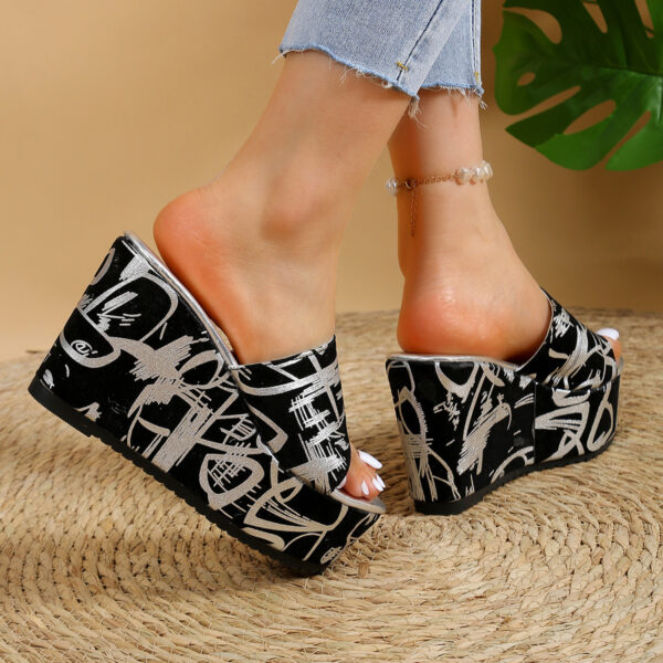 Round Toe Wedge Printed Slippers - Image 4